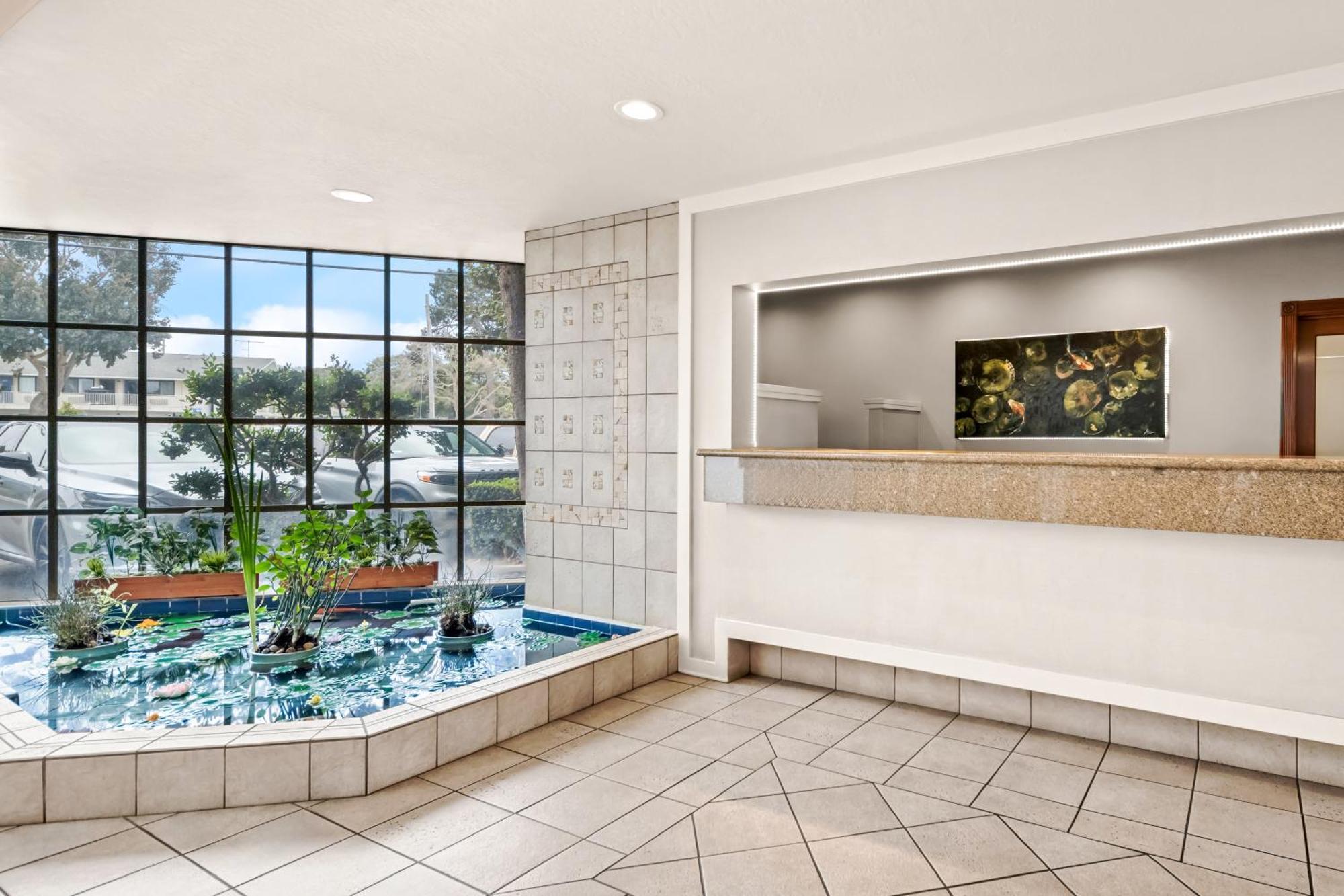 Western De Anza 3* Monterey